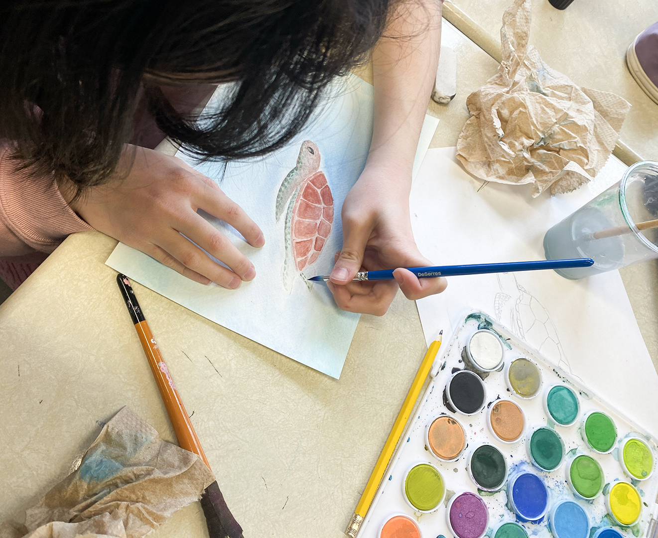 Exploration de la peinture pendant un atelier en milieu scolaire